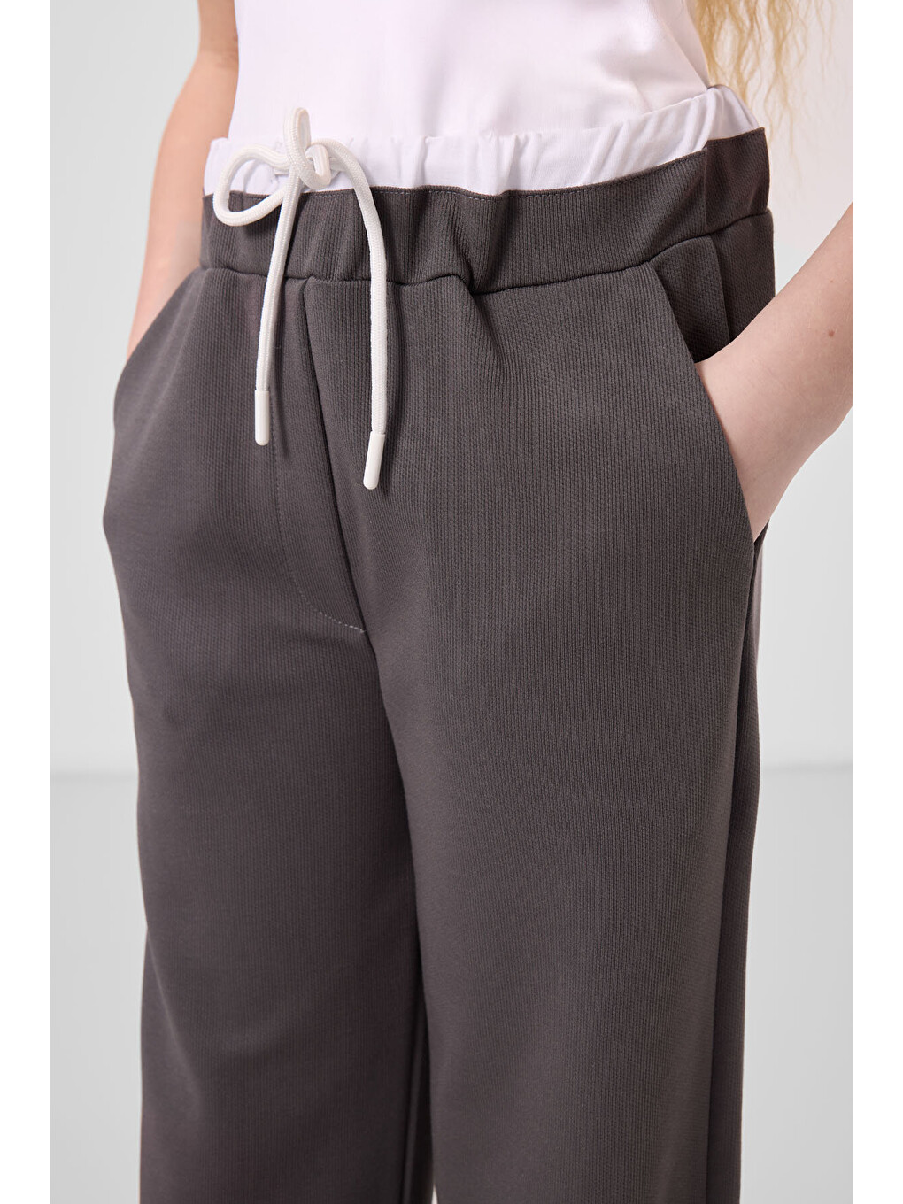 Beyaz-Koyu Gri O Yaka Baskılı Geniş Paça Standart Fit Kız Çocuk Palazzo Eşofman Takım - 75171-3