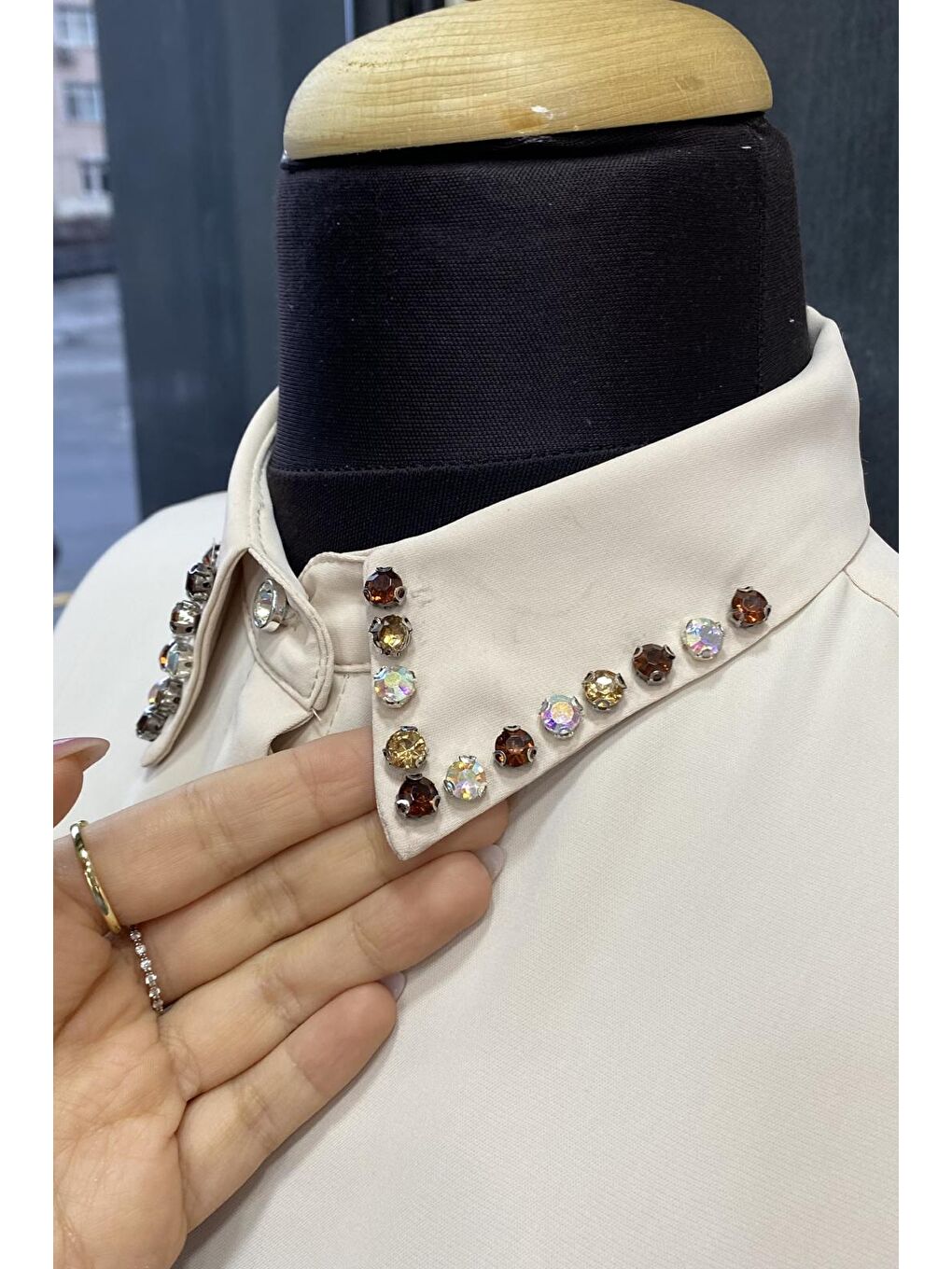 Bej Yakası Taşlı Basic İç Göstermeyen Gömlek-1