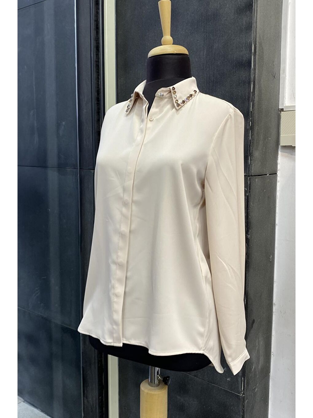 Bej Yakası Taşlı Basic İç Göstermeyen Gömlek-4