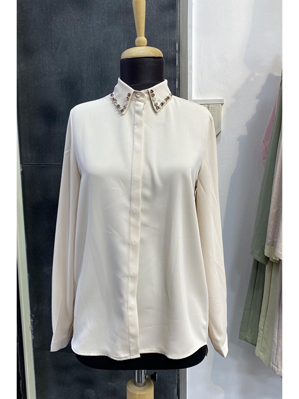 Bej Yakası Taşlı Basic İç Göstermeyen Gömlek-5