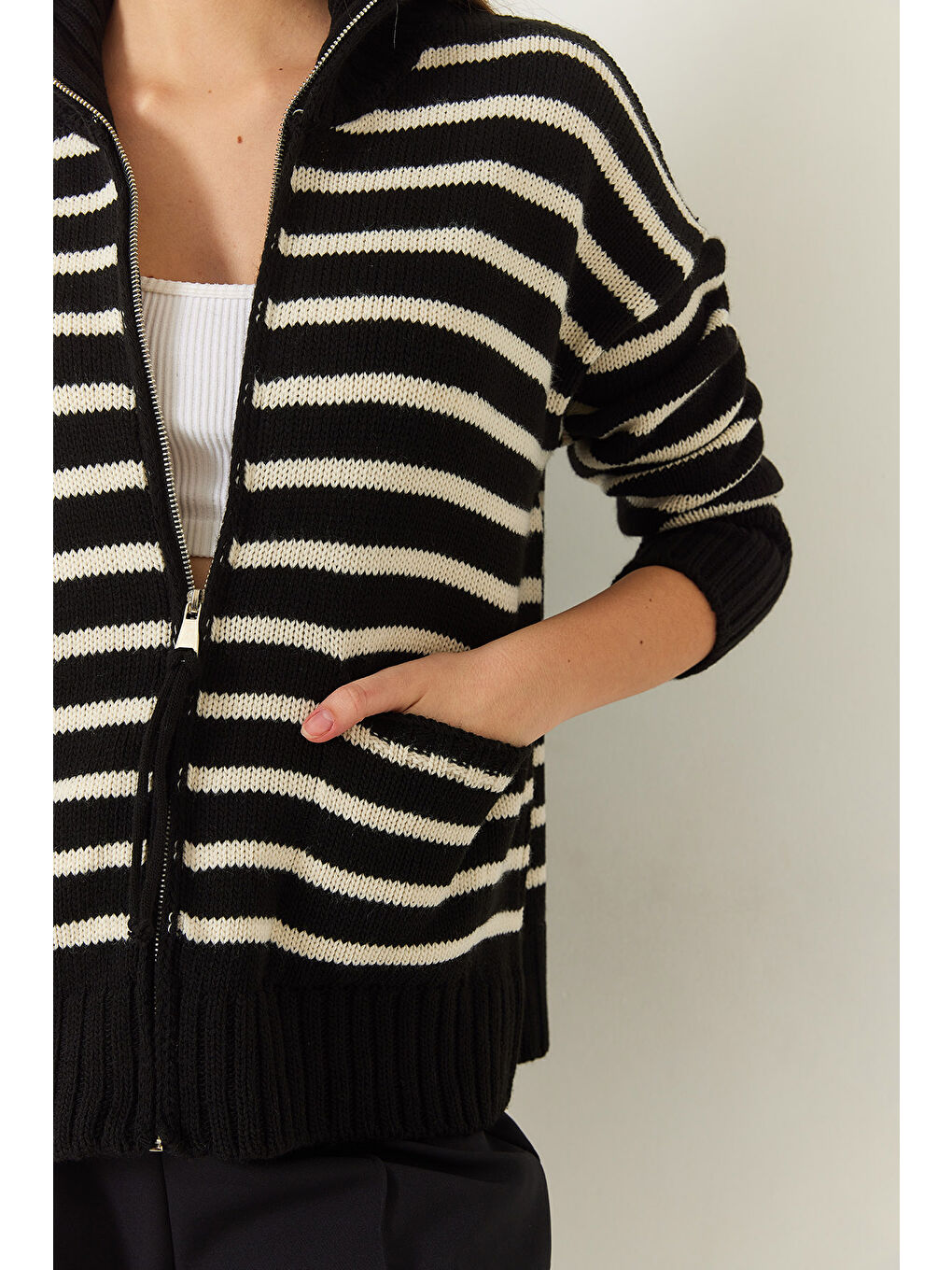 Siyah Kadın Çizgili Fermuarlı Triko Hırka-4
