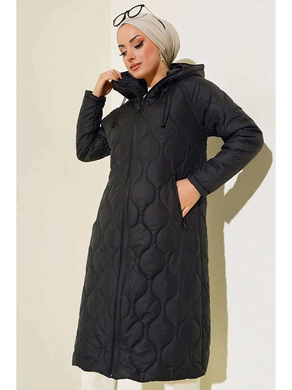 Kadın Siyah Kapüşonlu Kapitone Uzun Şişme Tesettür Mont HZL25W-BD151771-1
