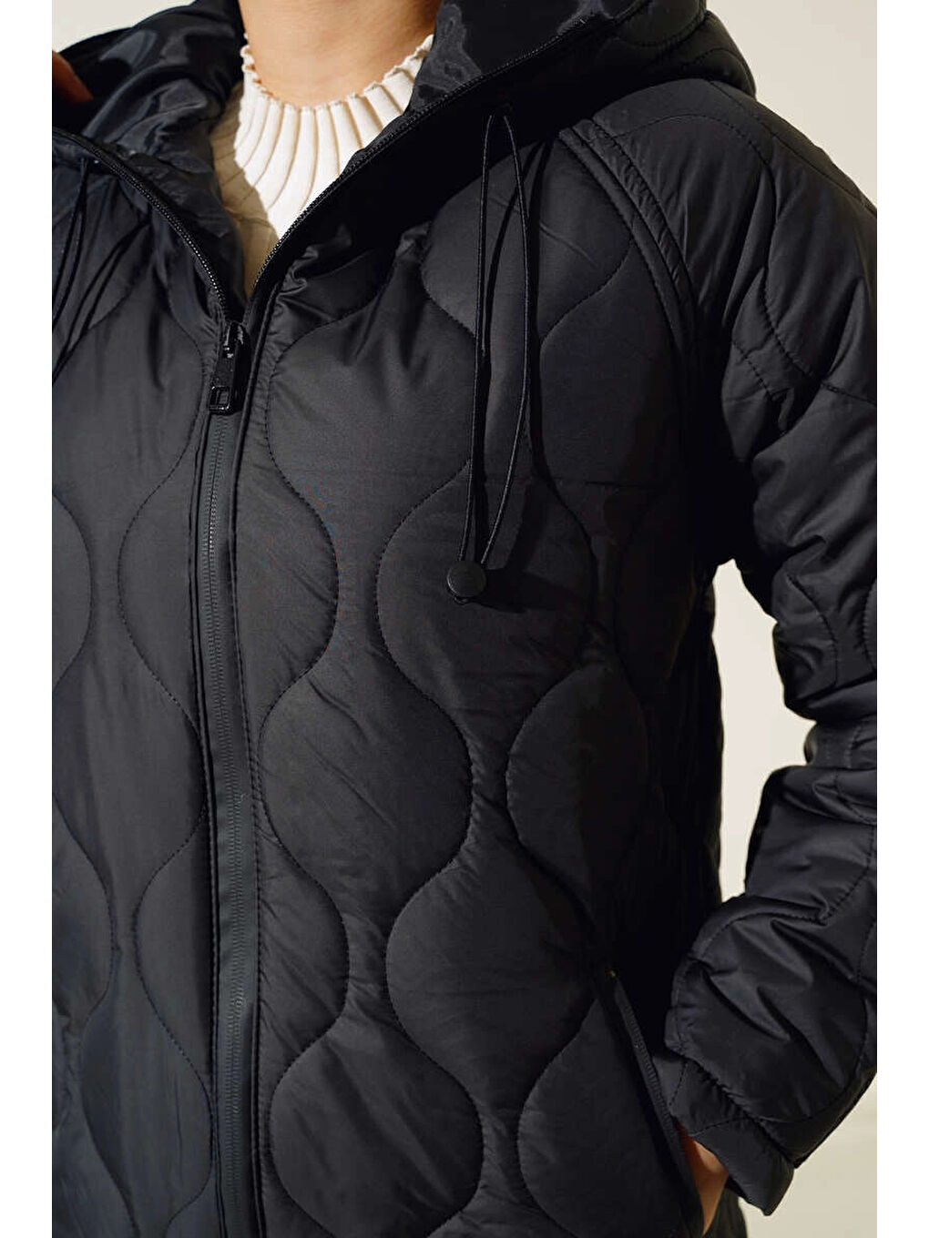 Kadın Siyah Kapüşonlu Kapitone Uzun Şişme Tesettür Mont HZL25W-BD151771-2