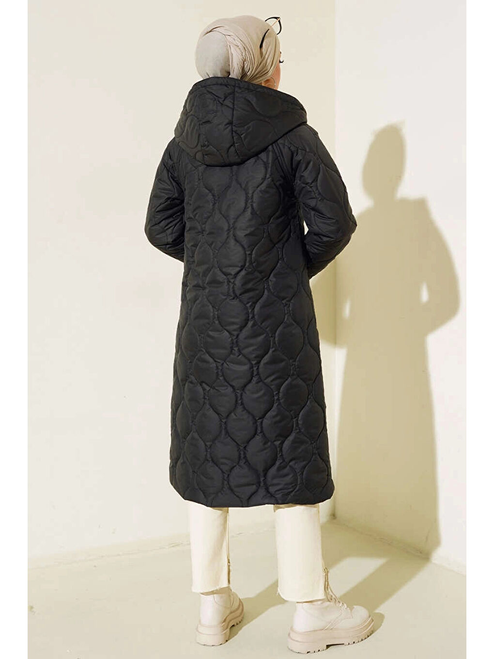 Kadın Siyah Kapüşonlu Kapitone Uzun Şişme Tesettür Mont HZL25W-BD151771-3