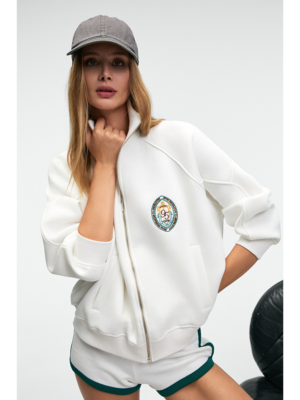 Tormenta Kadın Nakışlı Fermuarlı Dik Yaka Çift Cepli Reglan Kol Beyaz Sweatshirt-2
