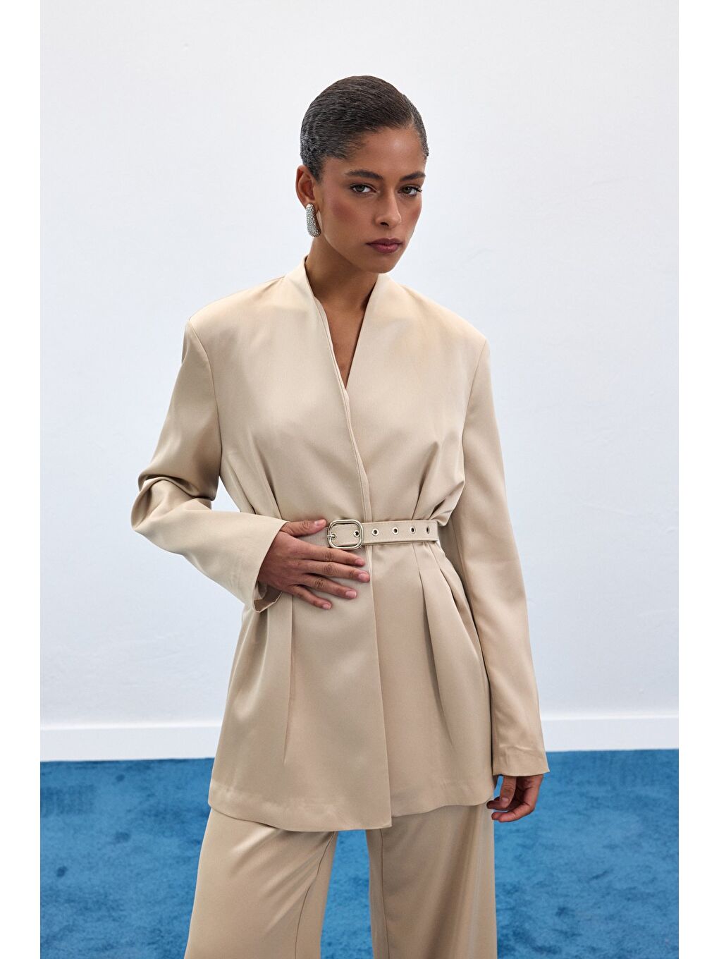 Bej Lisa Kemerli Saten Ceket - Taş