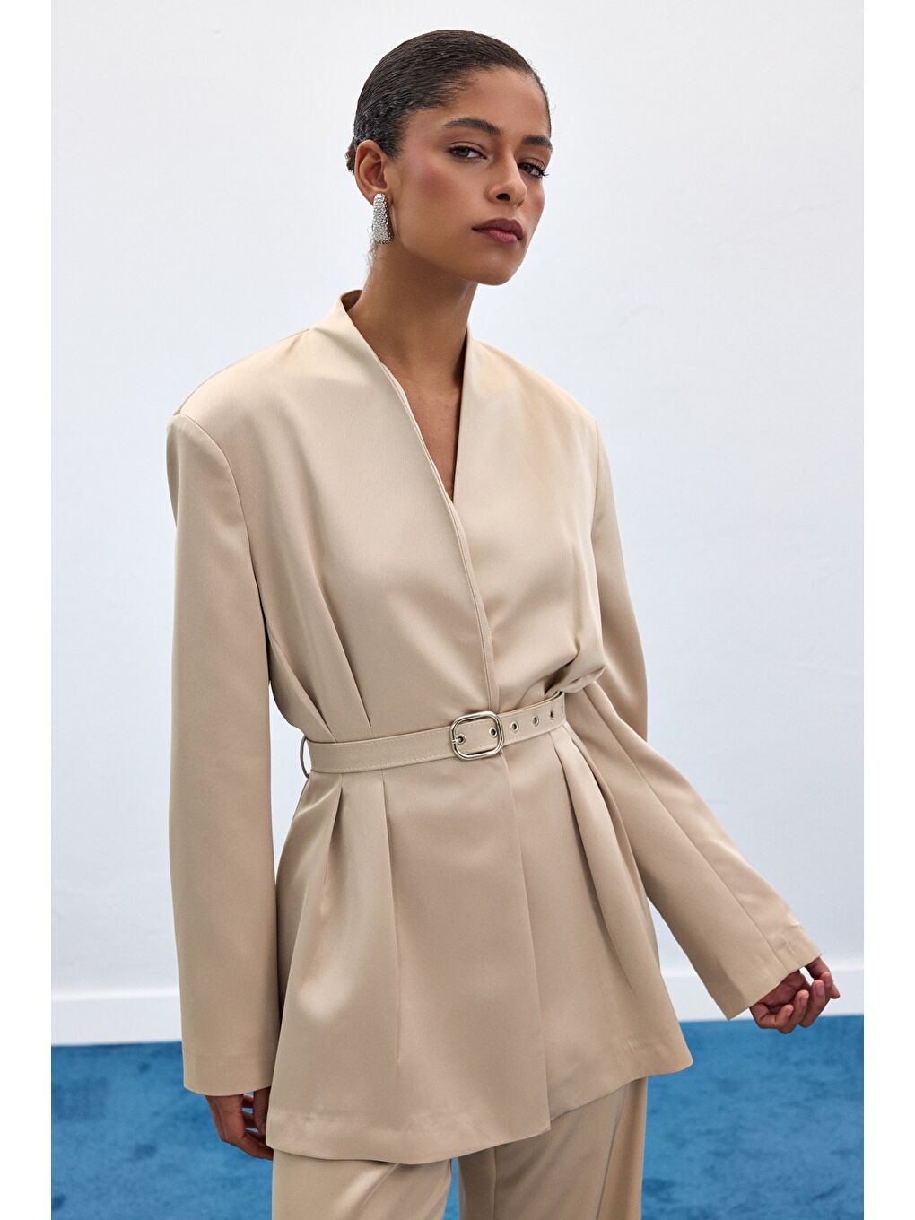 Bej Lisa Kemerli Saten Ceket - Taş-2