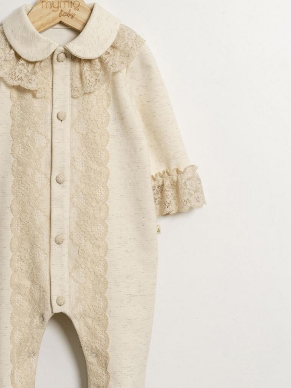 Bej Bebe Yaka Uzun Kollu Dantel Detaylı Kız Bebek Tulum-1