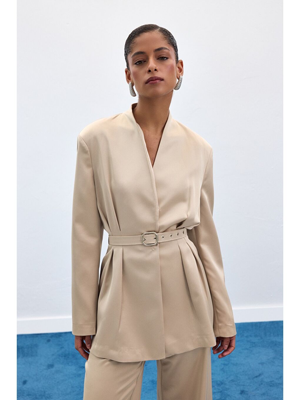 Bej Lisa Kemerli Saten Ceket - Taş-4