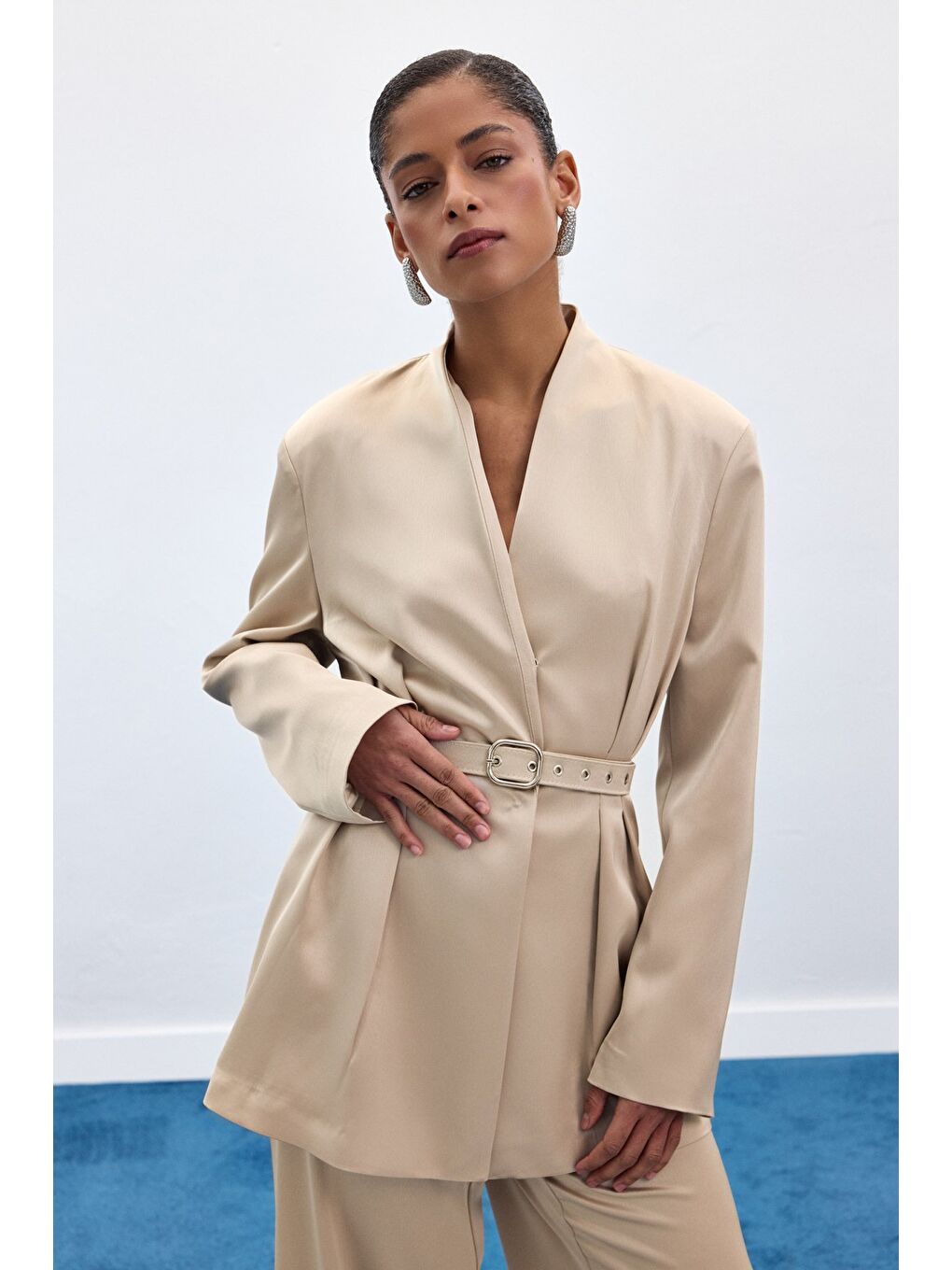 Bej Lisa Kemerli Saten Ceket - Taş-5