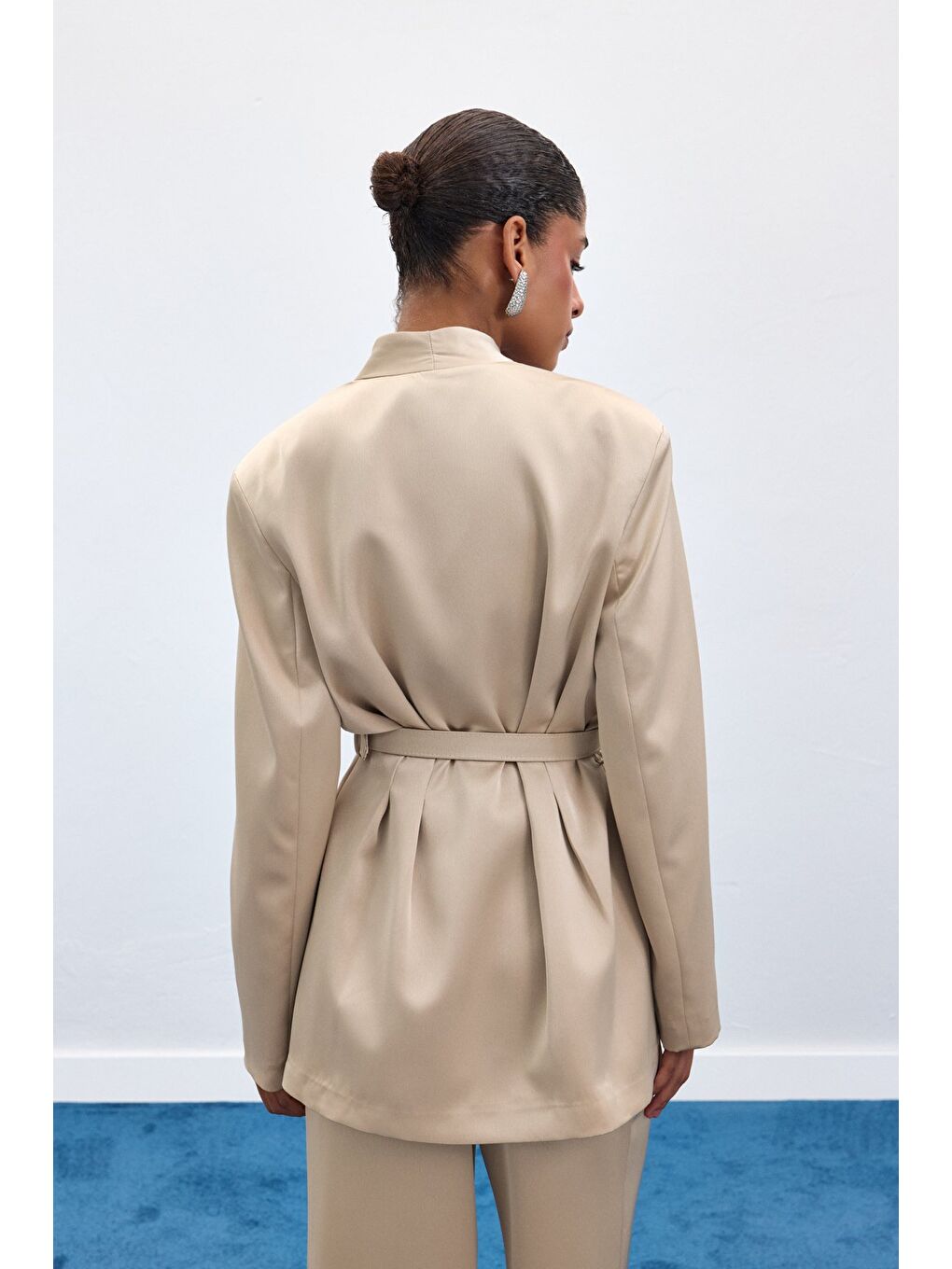Bej Lisa Kemerli Saten Ceket - Taş-6