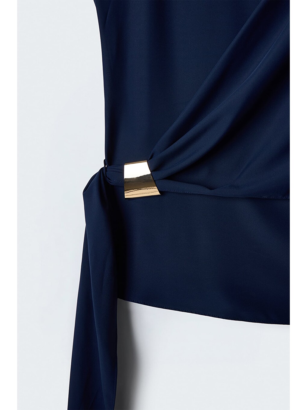 Kuşak Detaylı Aksesuarlı Bluz - Lacivert-4