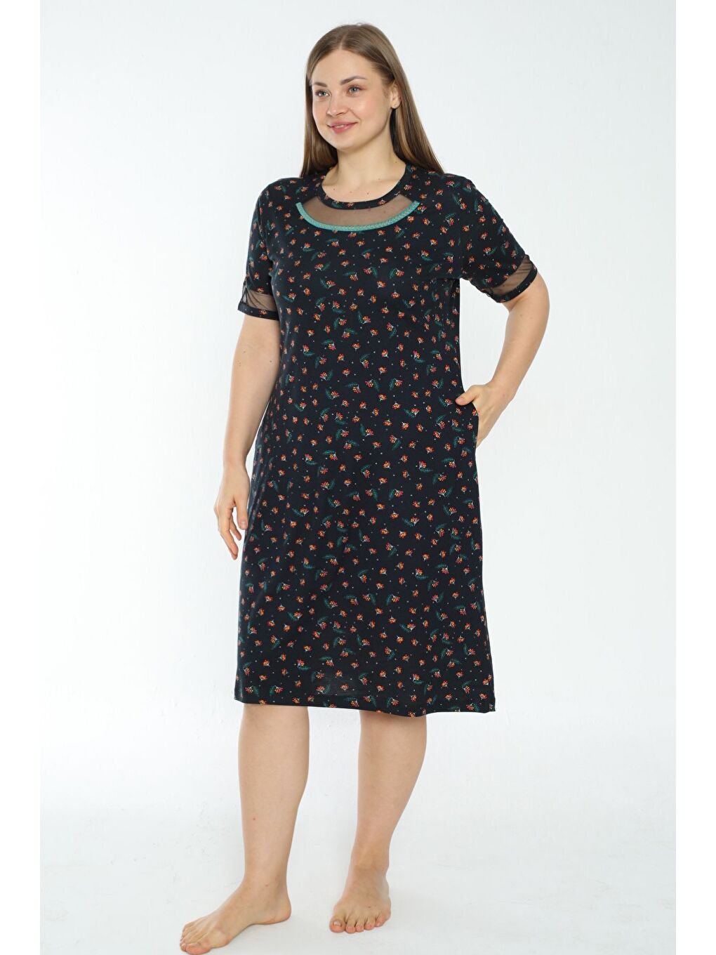 Siyah desenli kısa kollu tül detaylı büyük beden pamuklu elbise-1