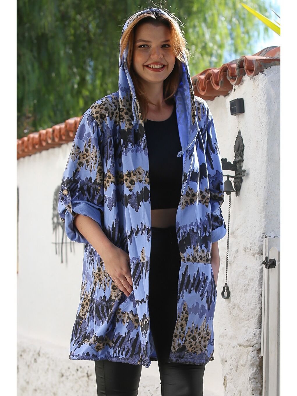 İtalyan Lavanta Mavisi Kapüşonlu Düğmeli Uzun Kollu Leopar Desenli Cepli İnce Dokuma Ceket 88 72