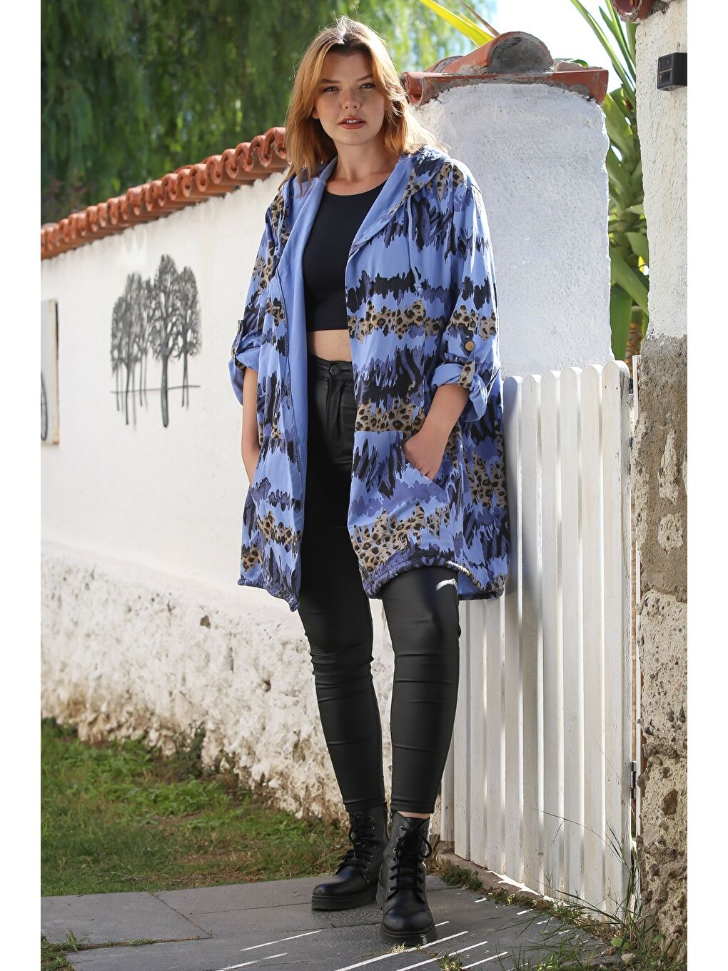 İtalyan Lavanta Mavisi Kapüşonlu Düğmeli Uzun Kollu Leopar Desenli Cepli İnce Dokuma Ceket 88 72-5