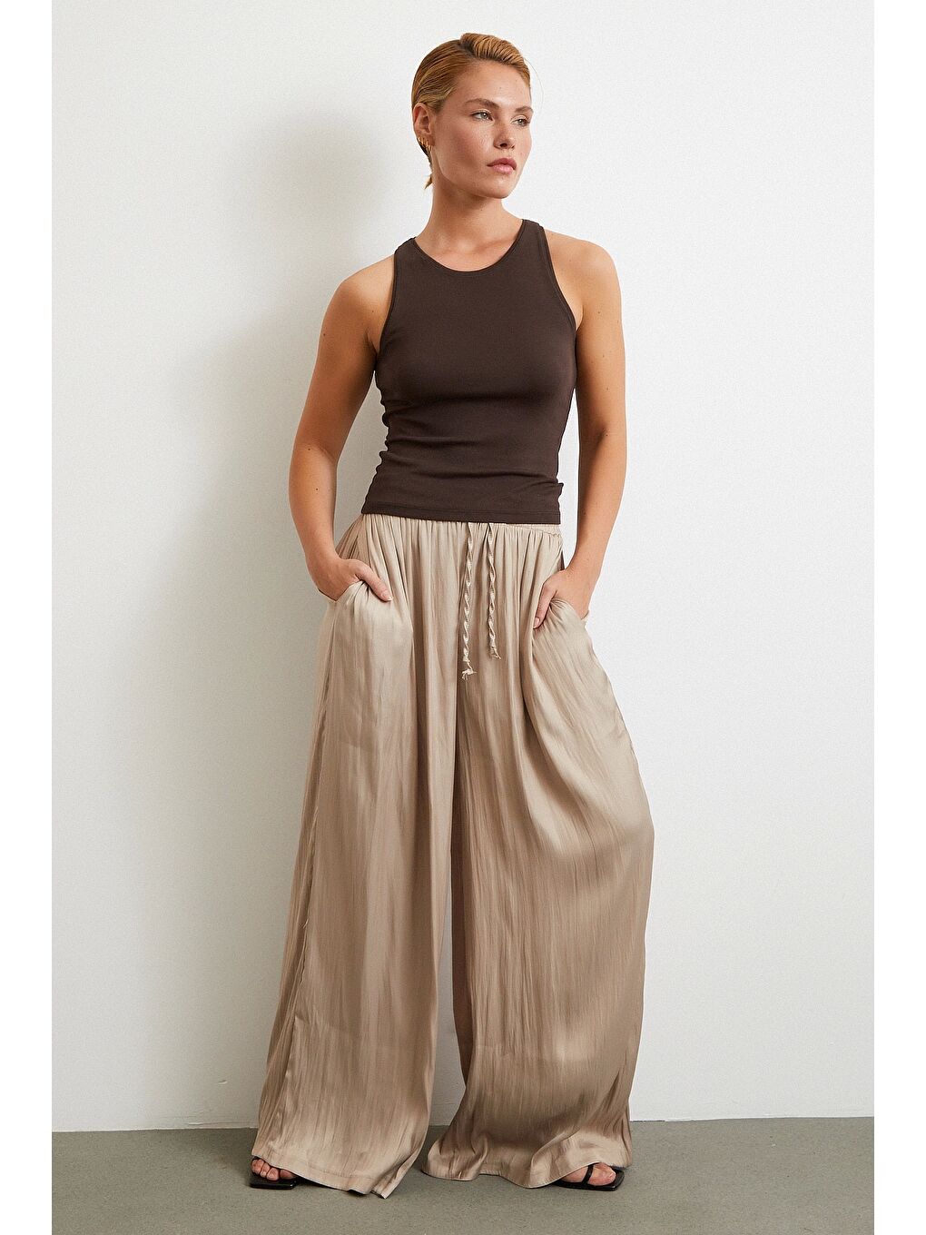 Beli Lastikli Geniş Paça Büzgülü Pantolon Bej