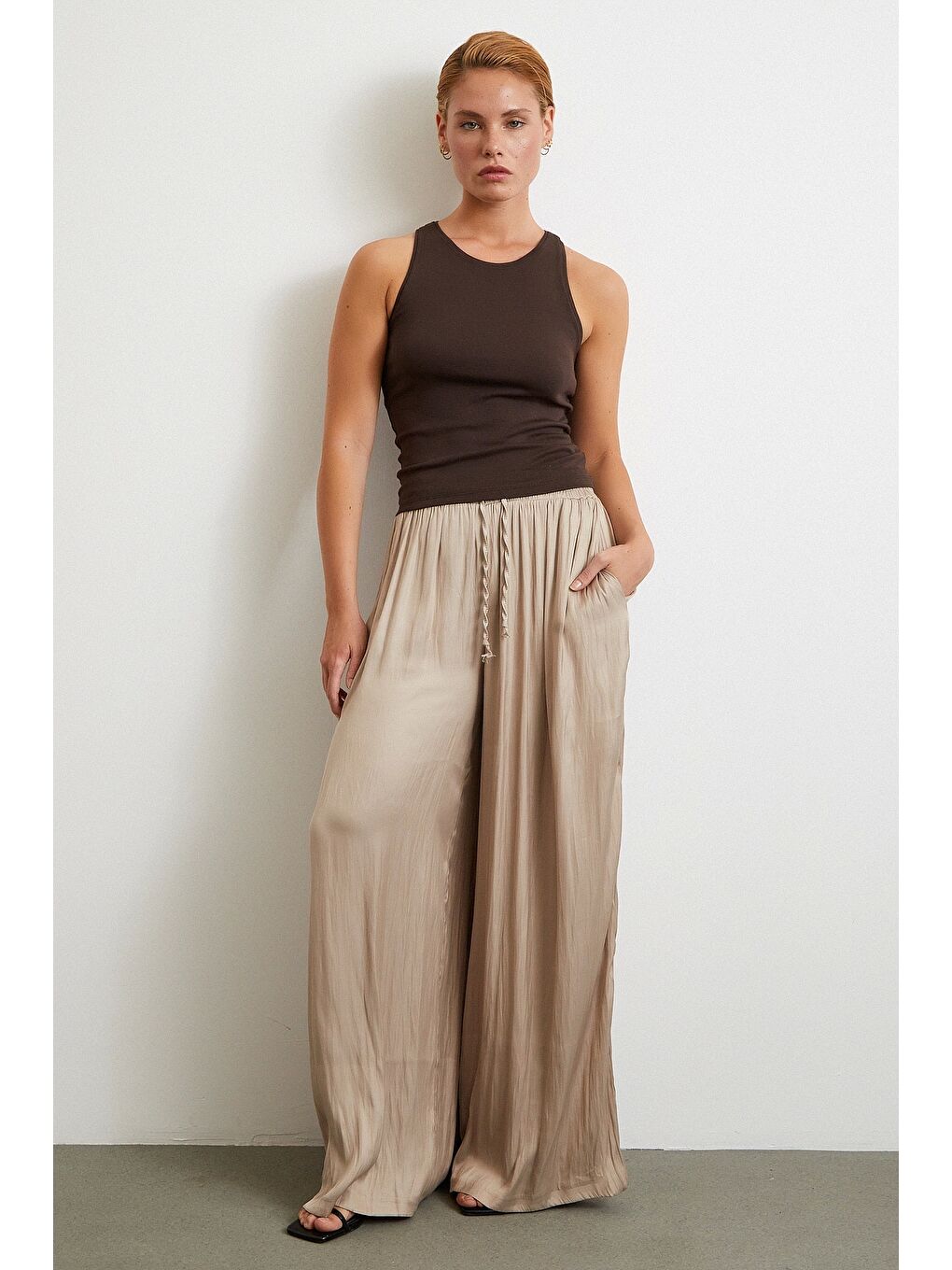 Beli Lastikli Geniş Paça Büzgülü Pantolon Bej-1
