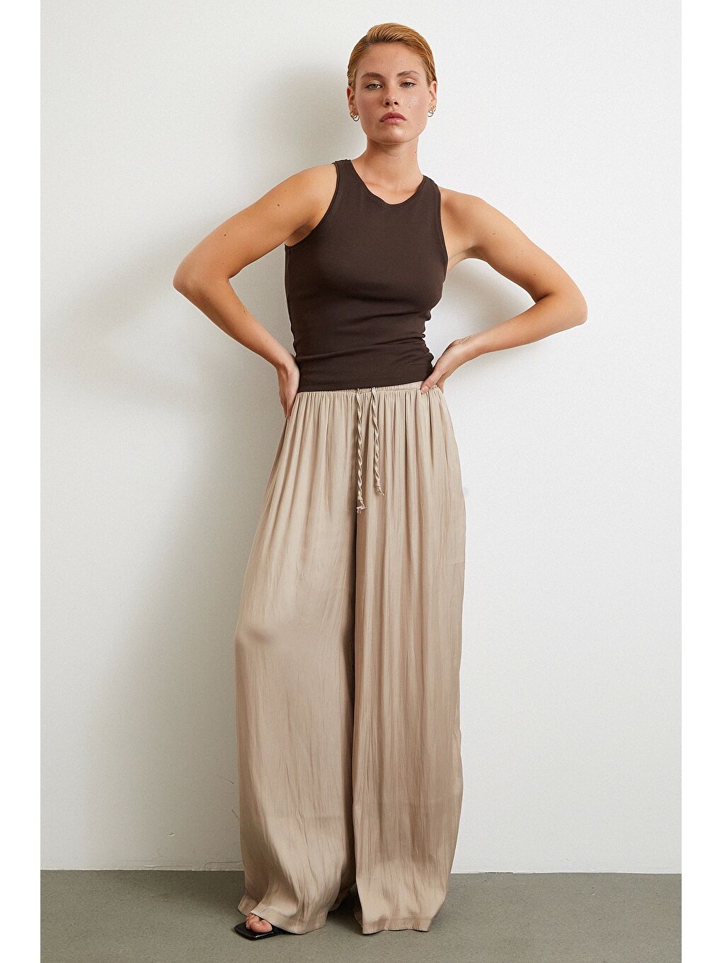 Beli Lastikli Geniş Paça Büzgülü Pantolon Bej-3