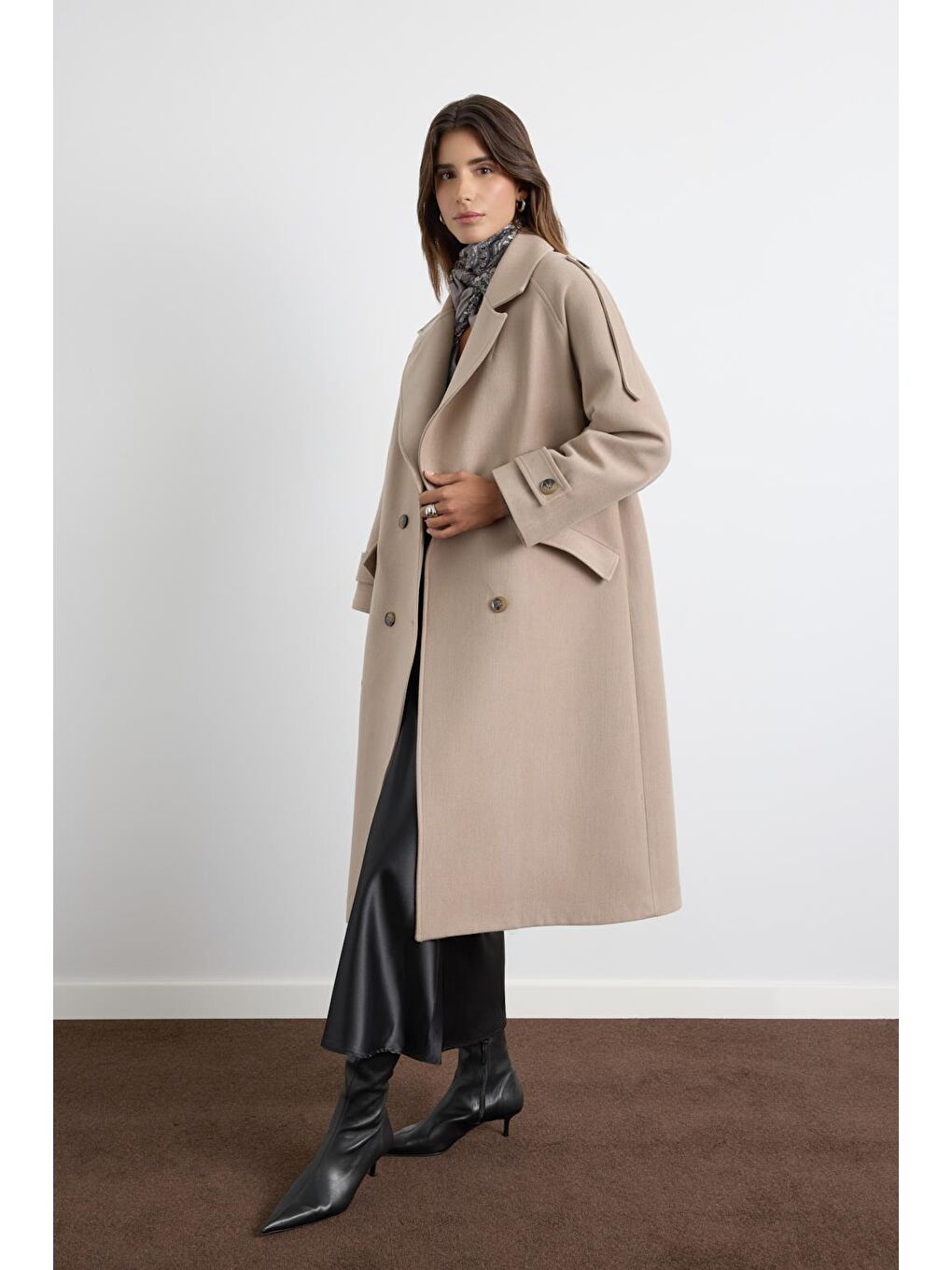 Bej Kruvaze Yaka Apolet Detaylı Kaşe Kaban Vizon