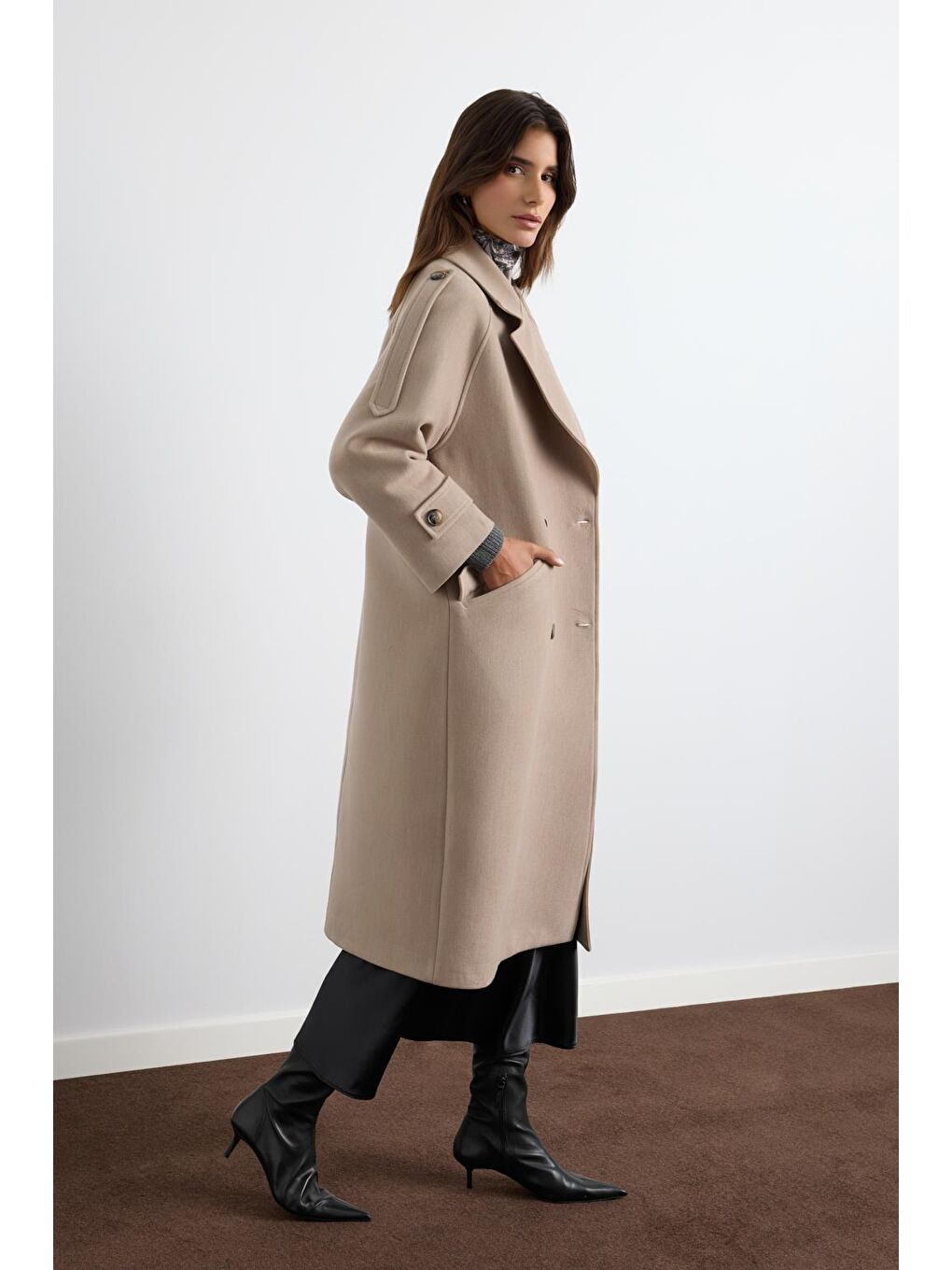 Bej Kruvaze Yaka Apolet Detaylı Kaşe Kaban Vizon-2