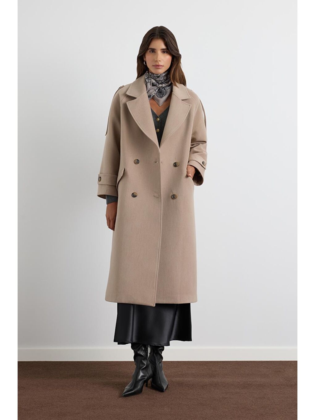 Bej Kruvaze Yaka Apolet Detaylı Kaşe Kaban Vizon-3