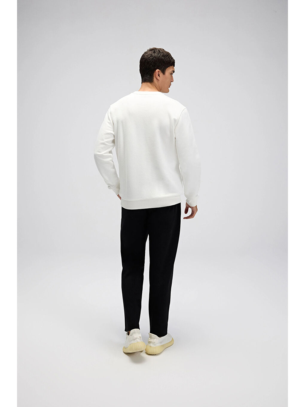 Beyaz Pamuklu Regular Fit Bisiklet Yaka Logolu Sweat EM579-OF-6