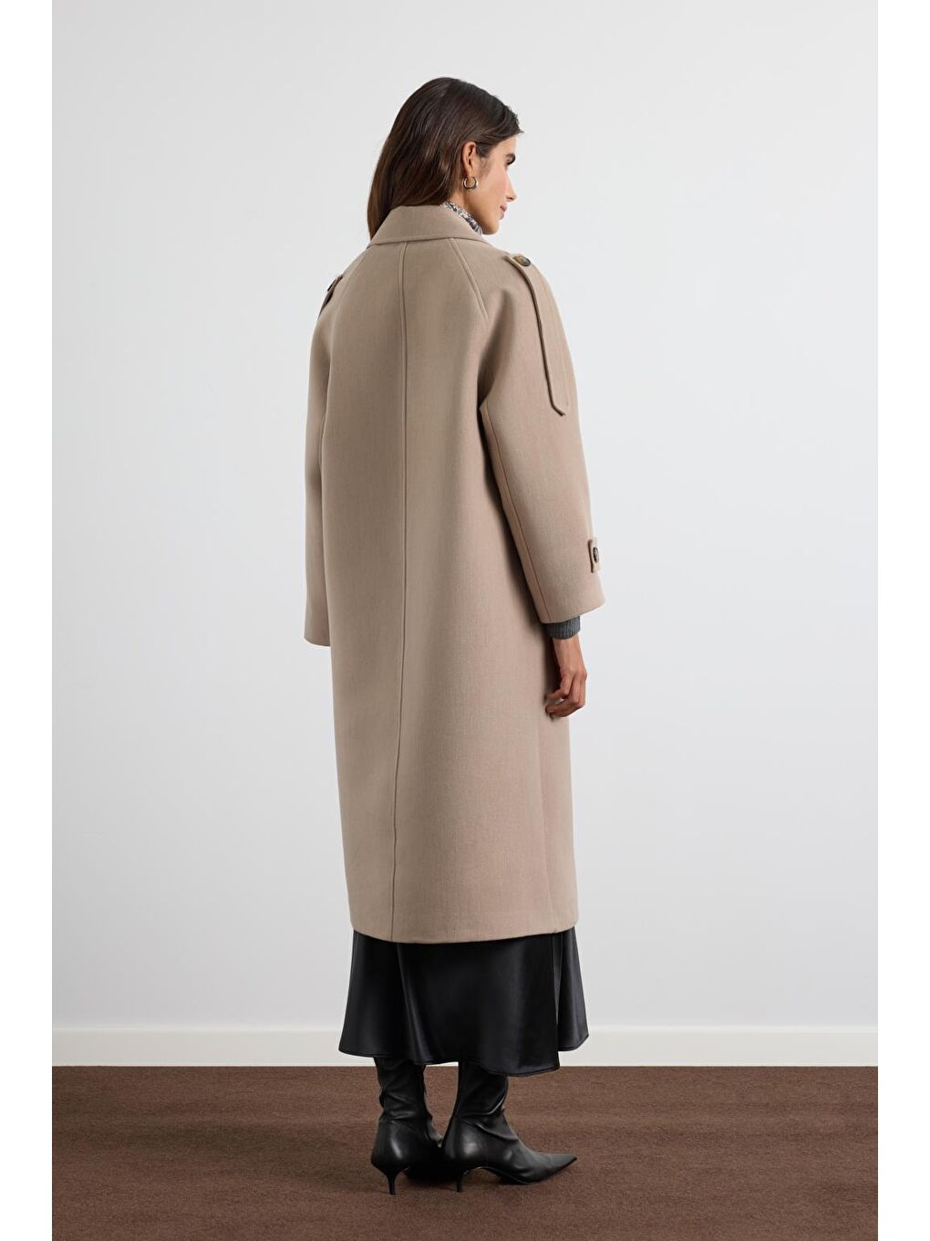 Bej Kruvaze Yaka Apolet Detaylı Kaşe Kaban Vizon-5