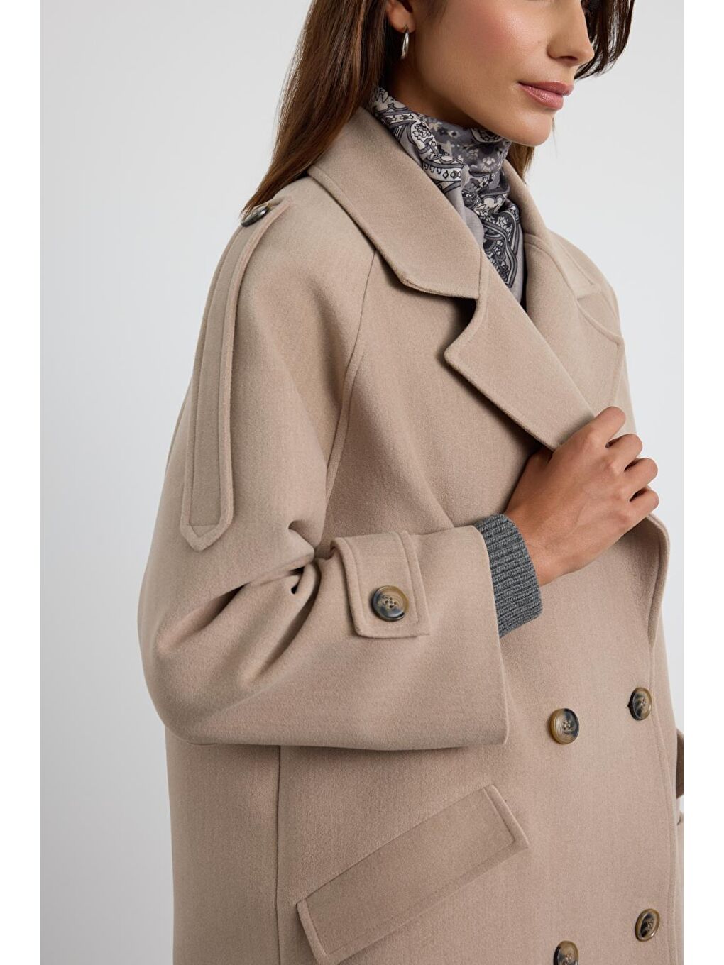 Bej Kruvaze Yaka Apolet Detaylı Kaşe Kaban Vizon-7