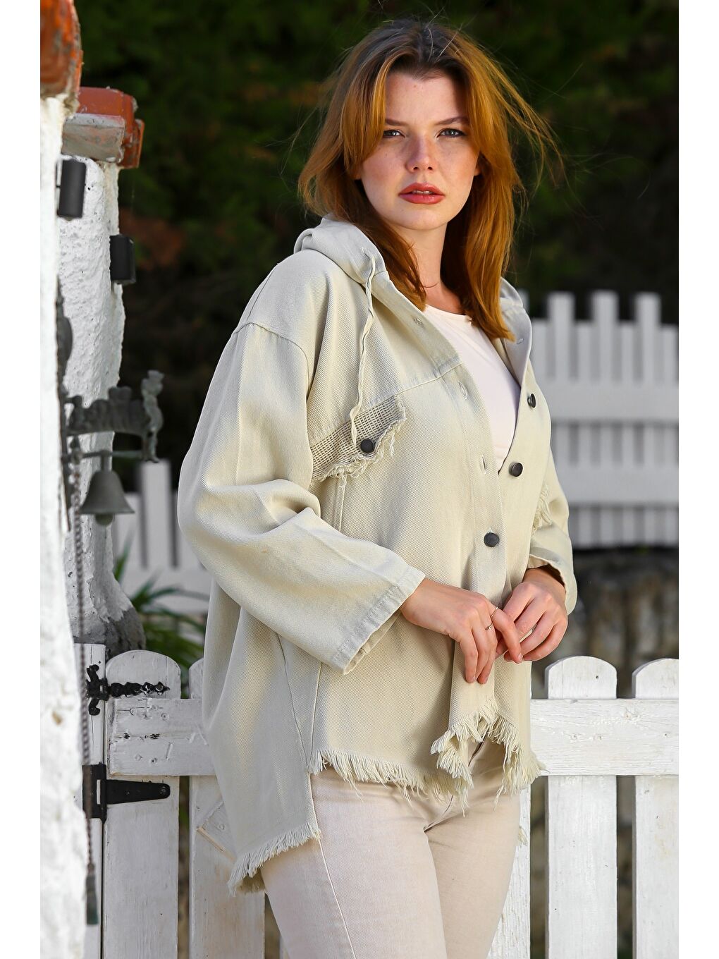 Bej Kapüşonlu Uzun Kol File Detaylı Etek Ucu Püskül Kesimli Casual Gabardin Dokuma Ceket 64 65-1