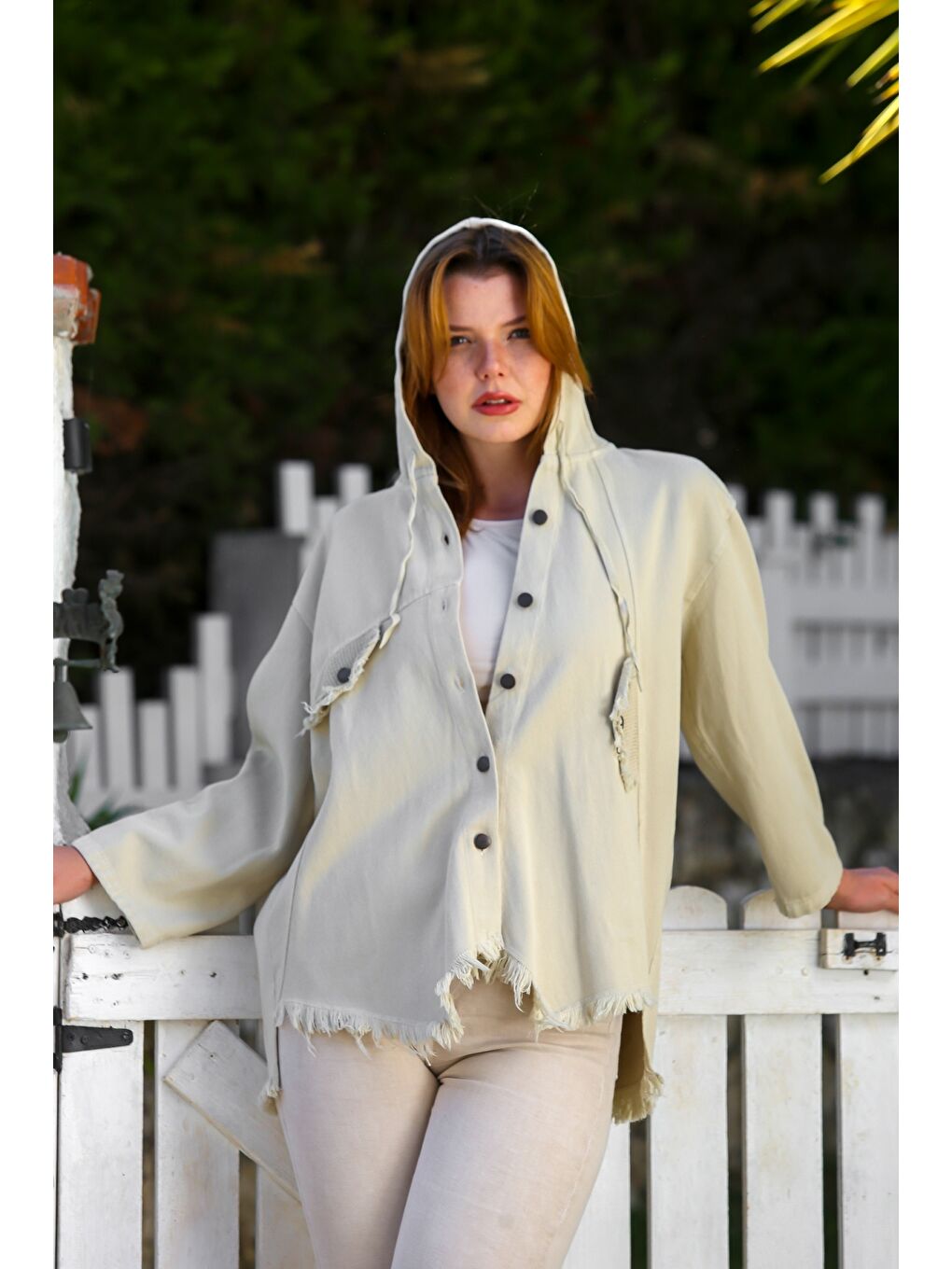 Bej Kapüşonlu Uzun Kol File Detaylı Etek Ucu Püskül Kesimli Casual Gabardin Dokuma Ceket 64 65-3