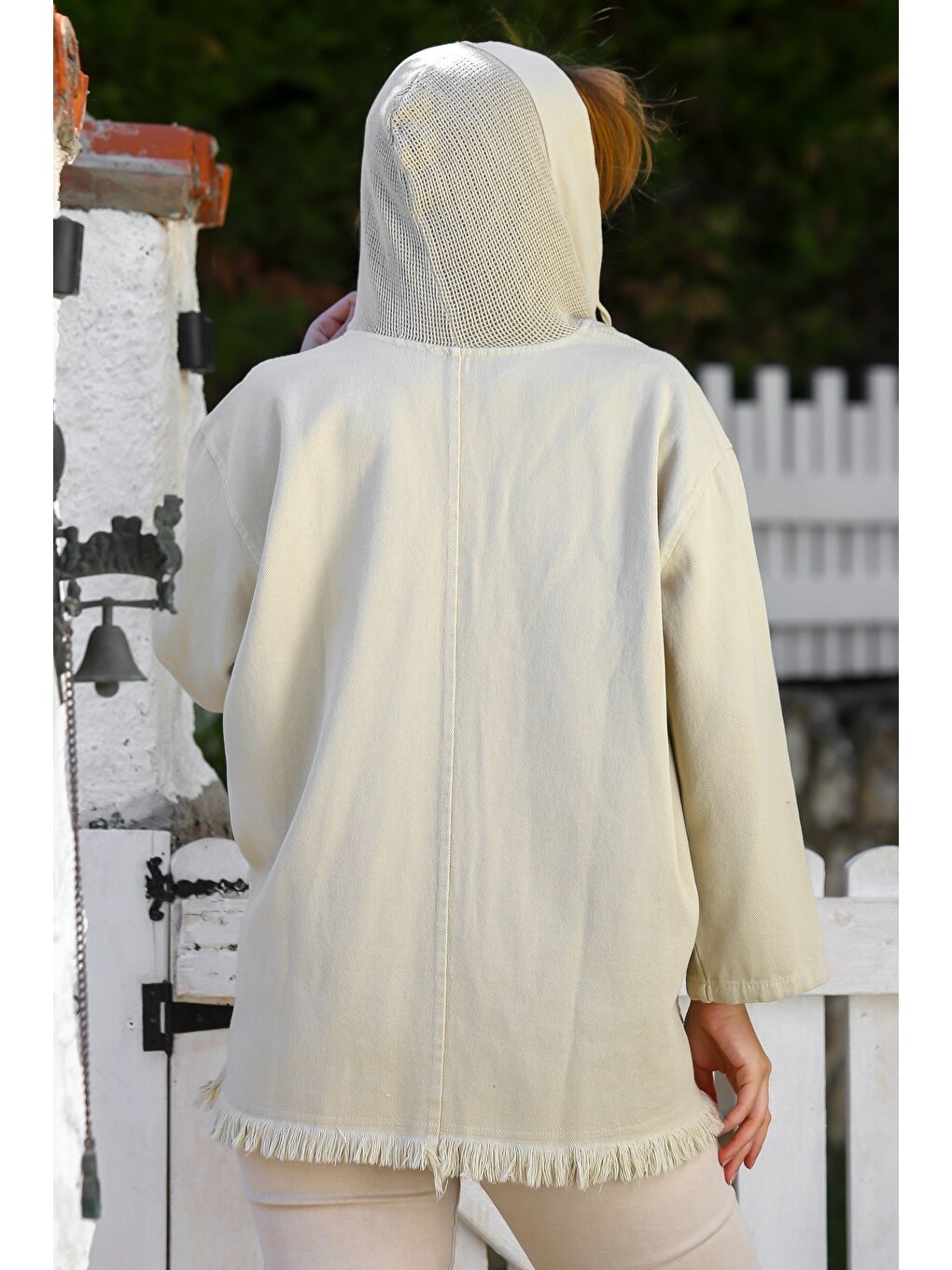 Bej Kapüşonlu Uzun Kol File Detaylı Etek Ucu Püskül Kesimli Casual Gabardin Dokuma Ceket 64 65-5