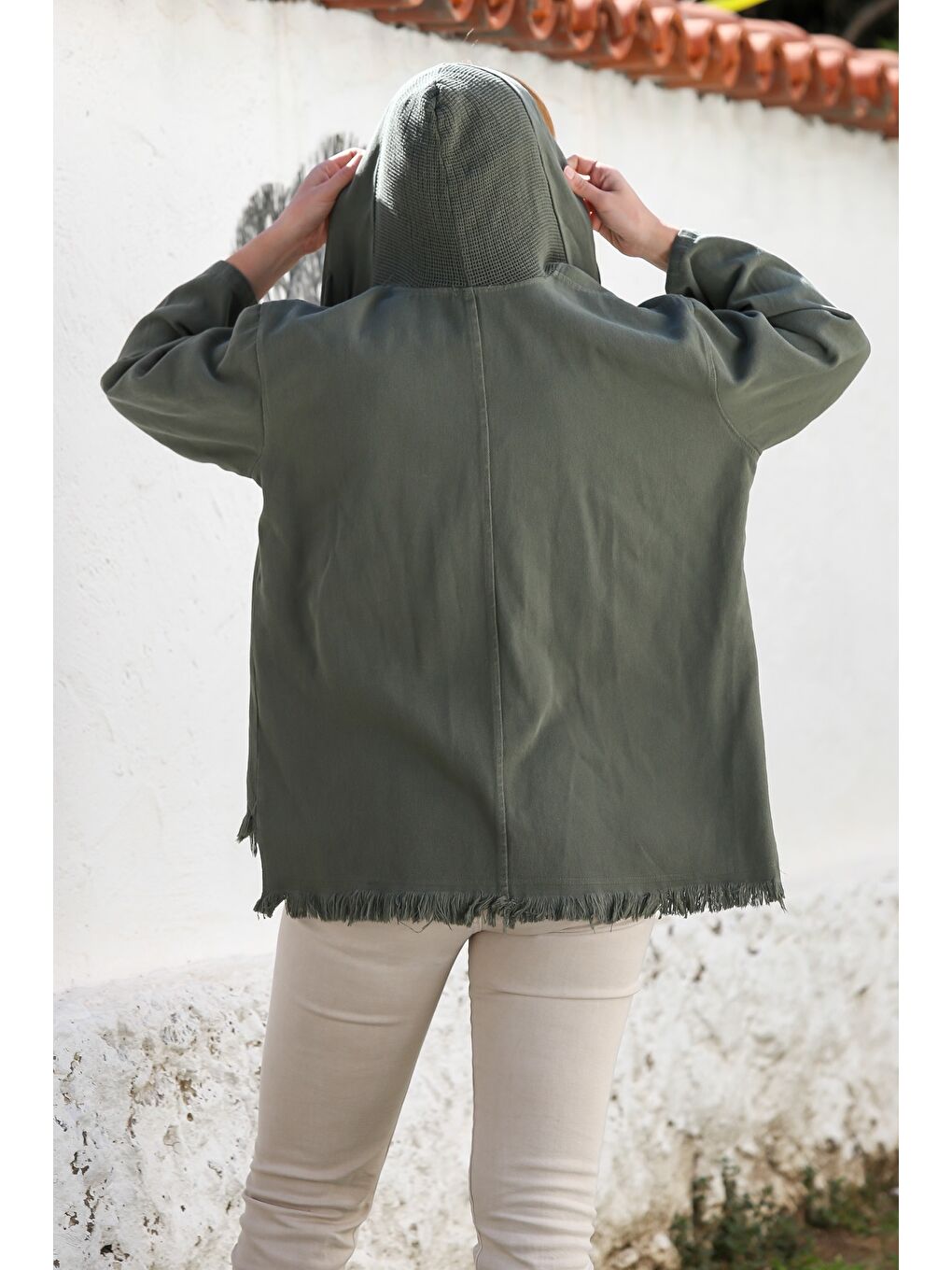 Haki Kapüşonlu Uzun Kol File Detaylı Etek Ucu Püskül Kesimli Casual Gabardin Dokuma Ceket 64 65-6