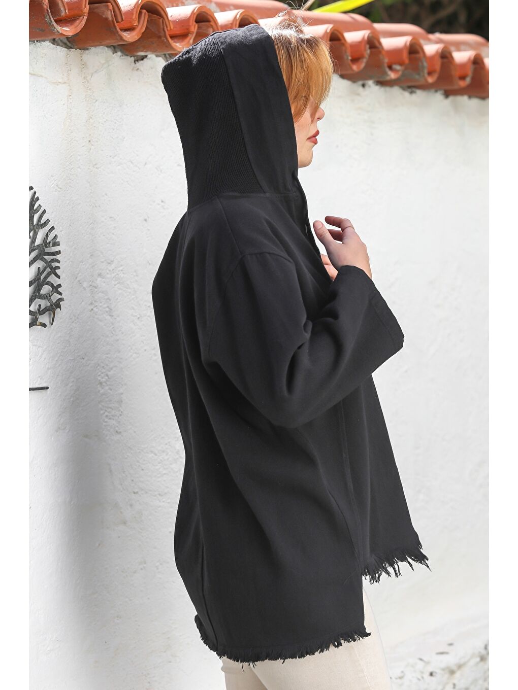 Siyah Kapüşonlu Uzun Kol File Detaylı Etek Ucu Püskül Kesimli Casual Gabardin Dokuma Ceket 64 65-4