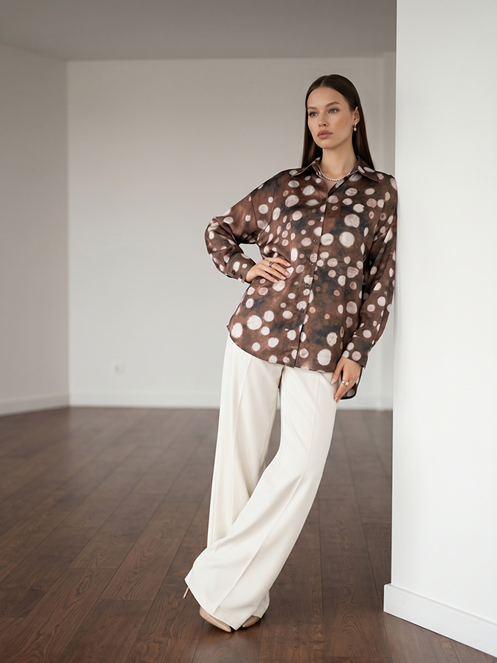 Kahverengi Oversize Kalıp Batik Desenli Puantiyeli Saten Gömlek