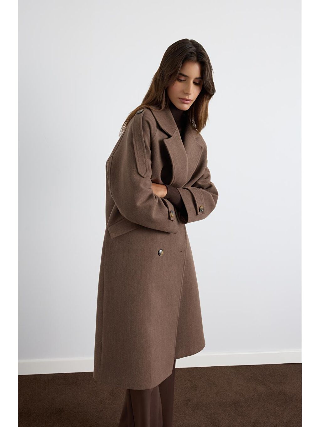 Kahverengi Kruvaze Yaka Apolet Detaylı Kaşe Kaban Tozlu Kahve-3