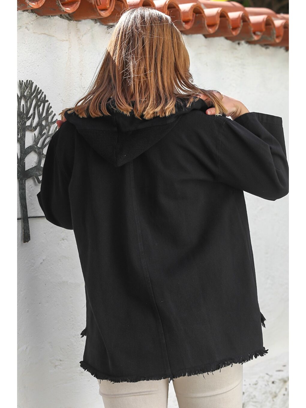 Siyah Kapüşonlu Uzun Kol File Detaylı Etek Ucu Püskül Kesimli Casual Gabardin Dokuma Ceket 64 65-7