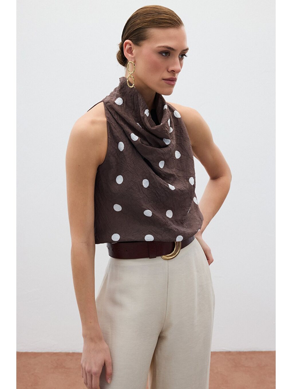 Kahverengi Kolsuz Puantiye Desenli Bluz - Kahve-1