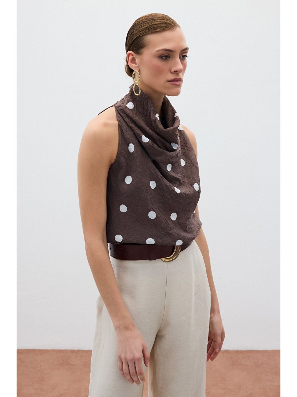 Kahverengi Kolsuz Puantiye Desenli Bluz - Kahve-2