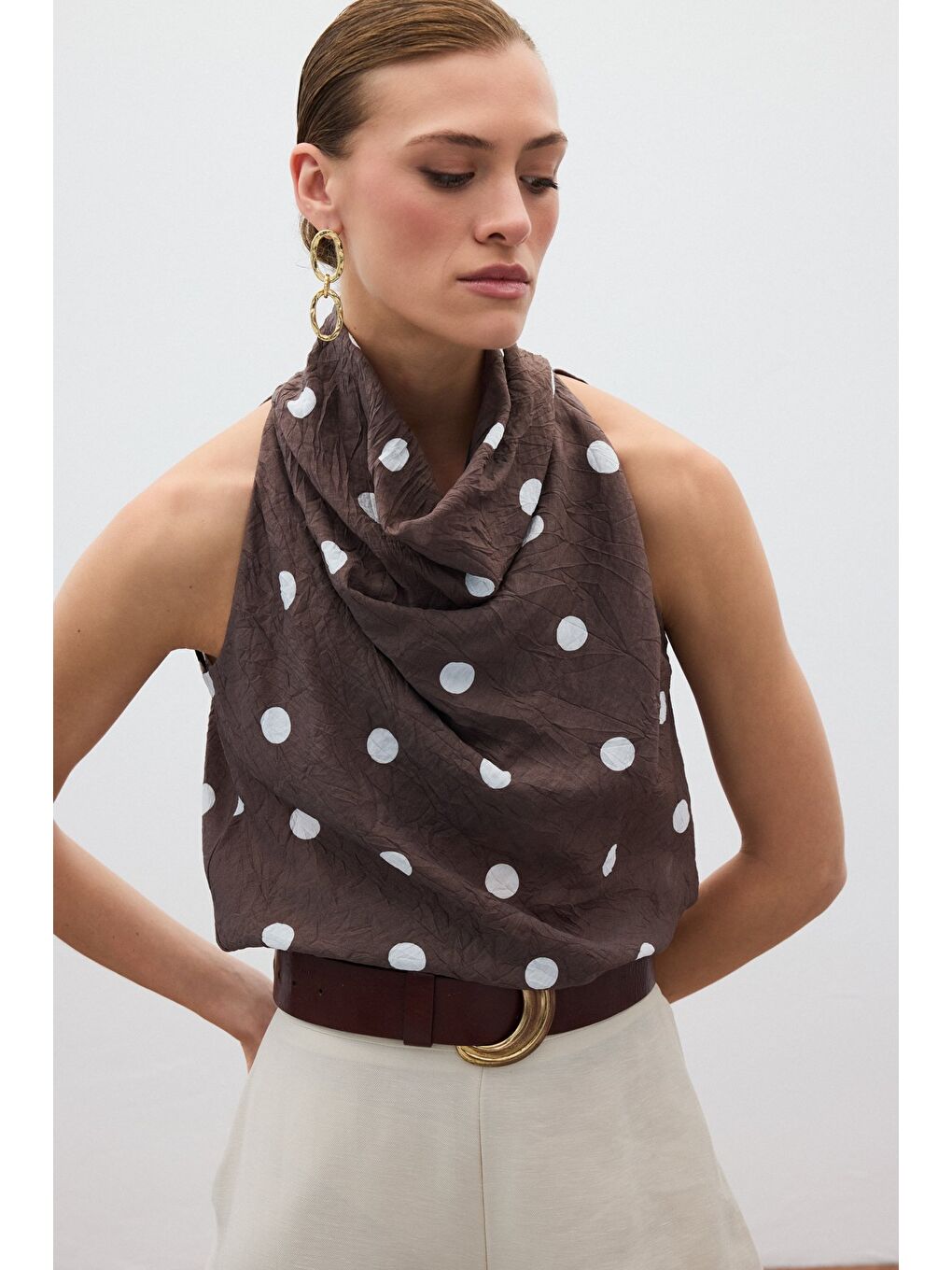 Kahverengi Kolsuz Puantiye Desenli Bluz - Kahve-3