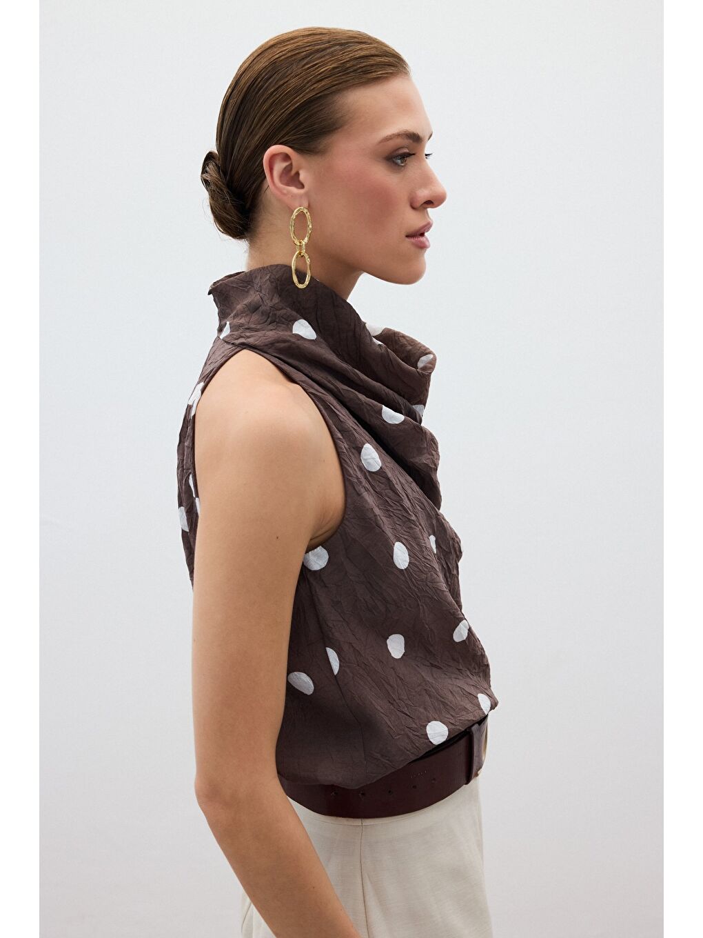 Kahverengi Kolsuz Puantiye Desenli Bluz - Kahve-4