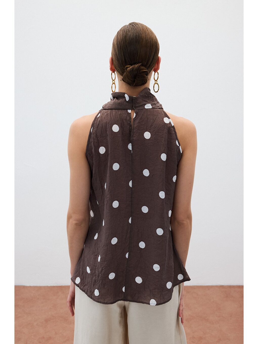 Kahverengi Kolsuz Puantiye Desenli Bluz - Kahve-5