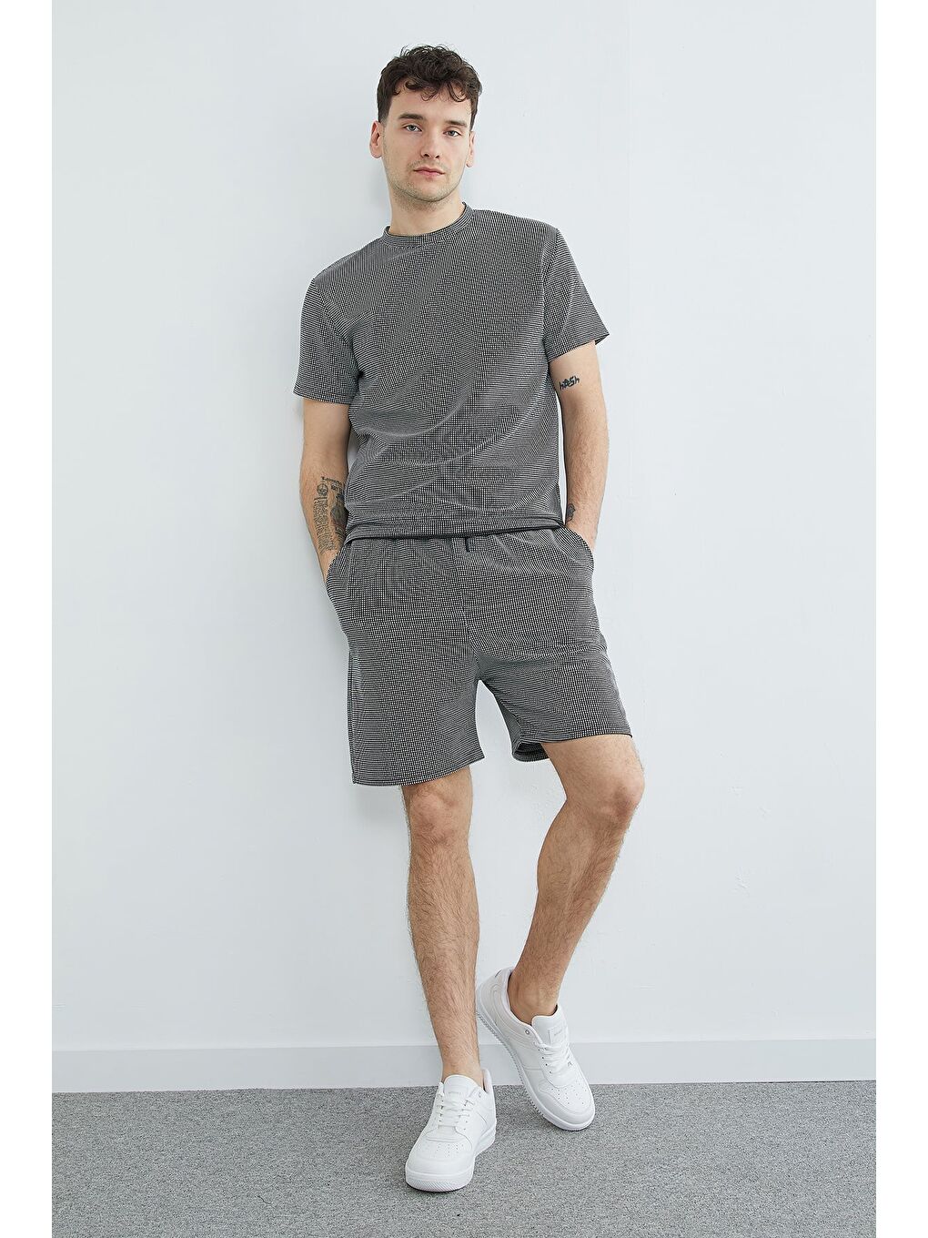 Siyah Beli Lastikli Mikro Kare Desenli  Şort