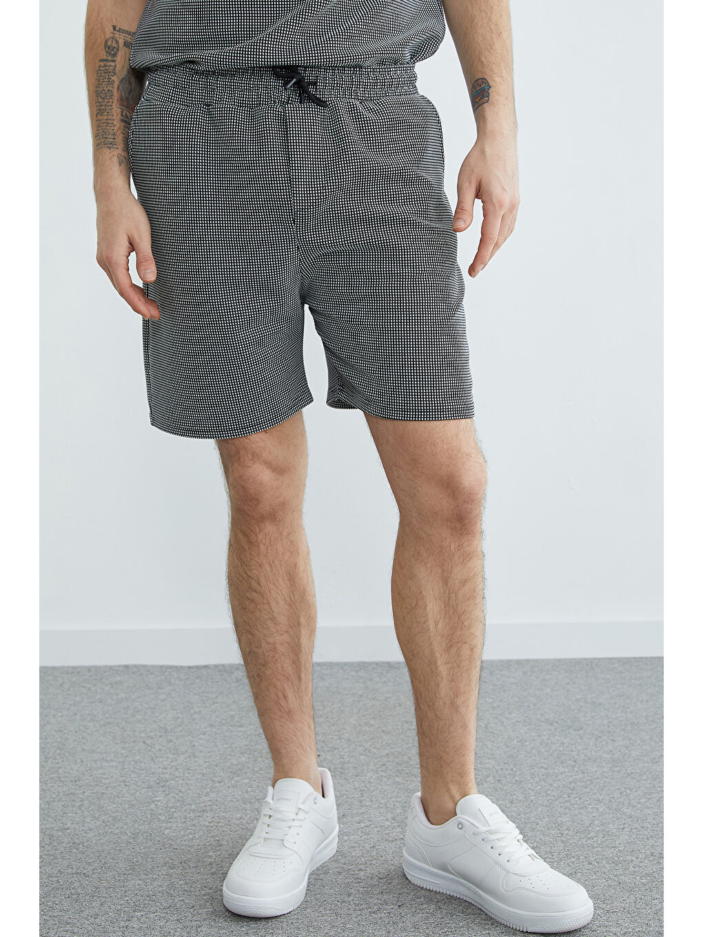 Siyah Beli Lastikli Mikro Kare Desenli  Şort-1