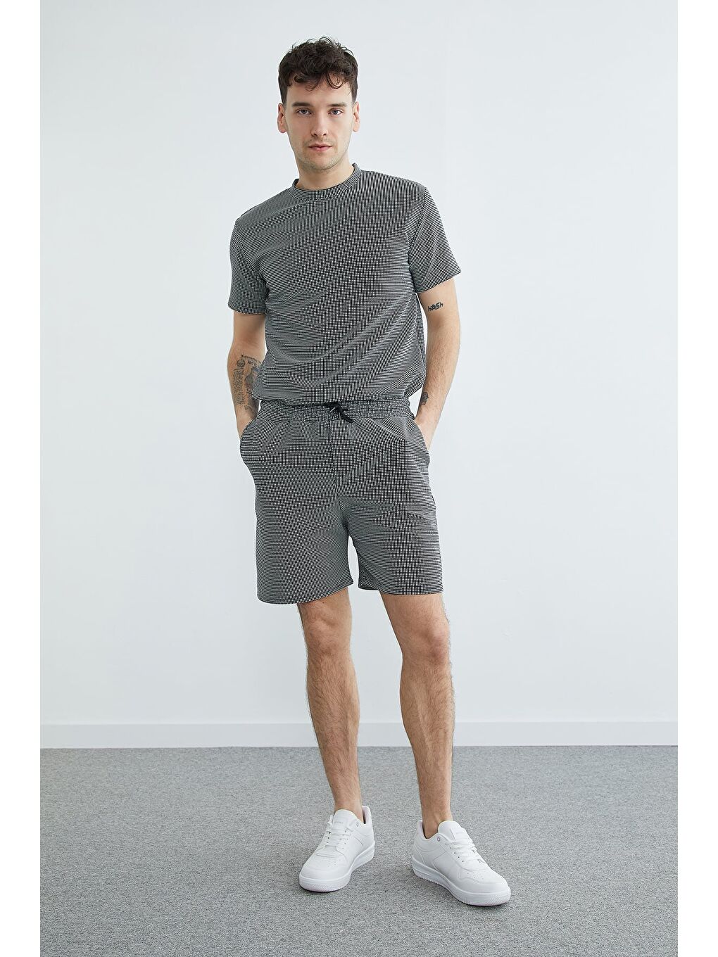 Siyah Beli Lastikli Mikro Kare Desenli  Şort-3