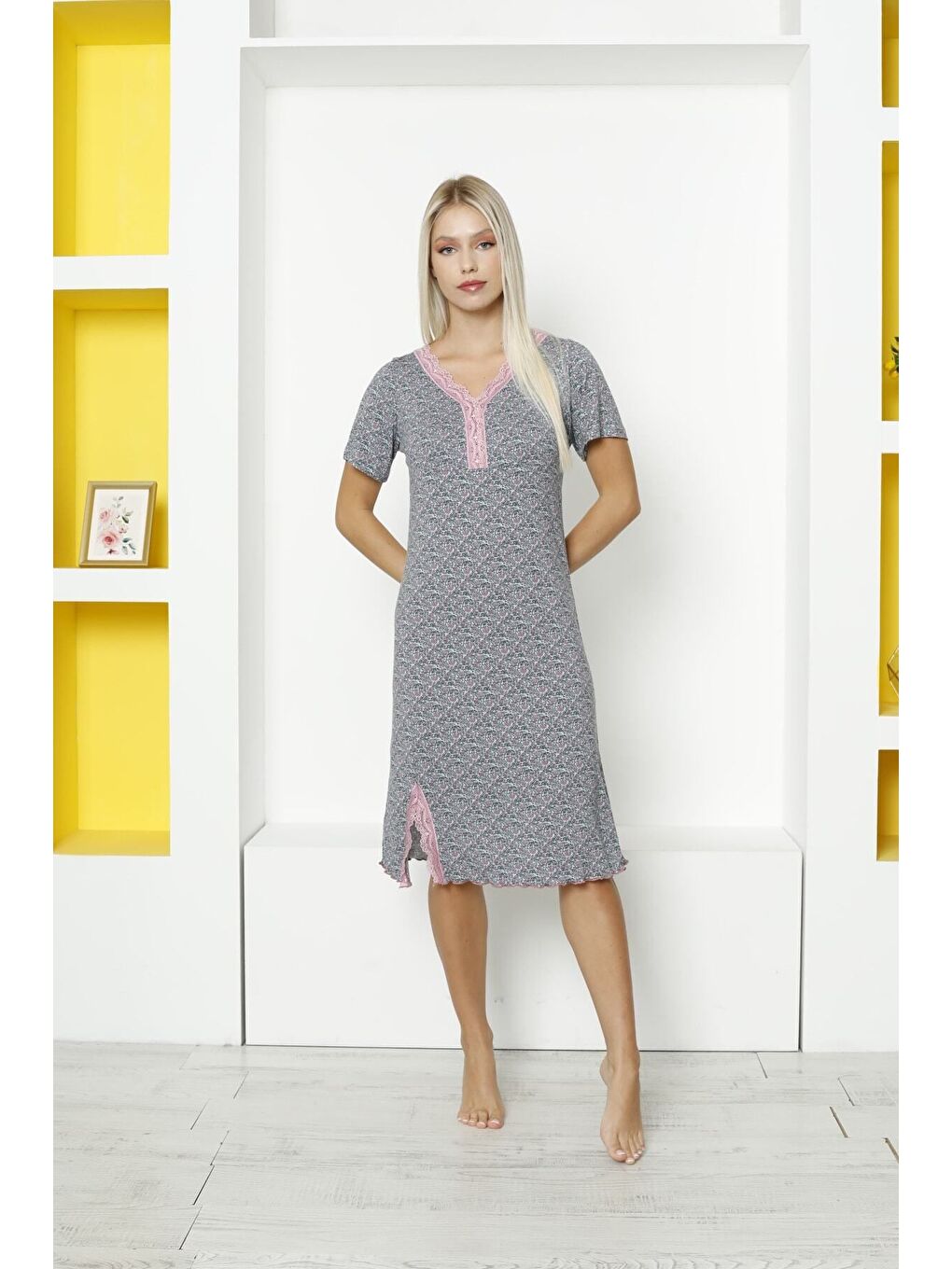 Gri Desenli Dantelli Yırtmaç Detaylı Kısa Kollu Elastanlı Viskon Gecelik-1
