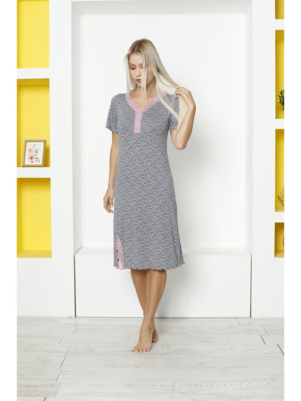 Gri Desenli Dantelli Yırtmaç Detaylı Kısa Kollu Elastanlı Viskon Gecelik-2