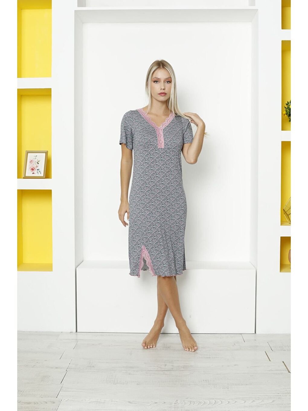 Gri Desenli Dantelli Yırtmaç Detaylı Kısa Kollu Elastanlı Viskon Gecelik-3