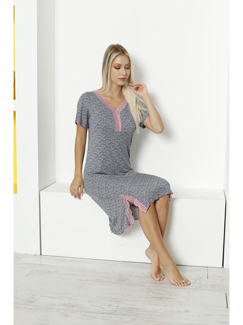 Gri Desenli Dantelli Yırtmaç Detaylı Kısa Kollu Elastanlı Viskon Gecelik-4