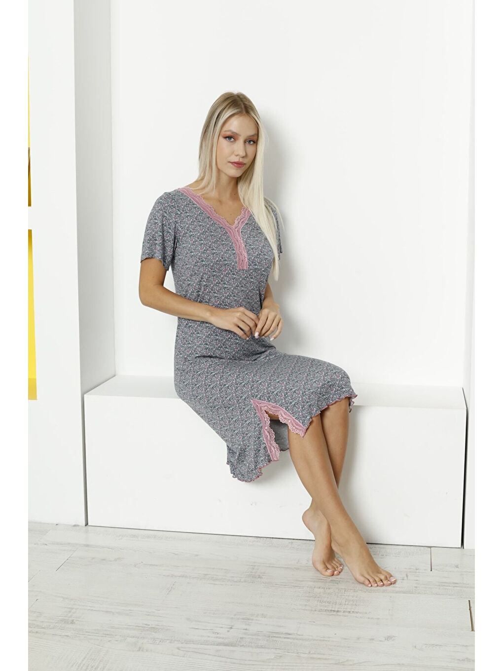 Gri Desenli Dantelli Yırtmaç Detaylı Kısa Kollu Elastanlı Viskon Gecelik-5