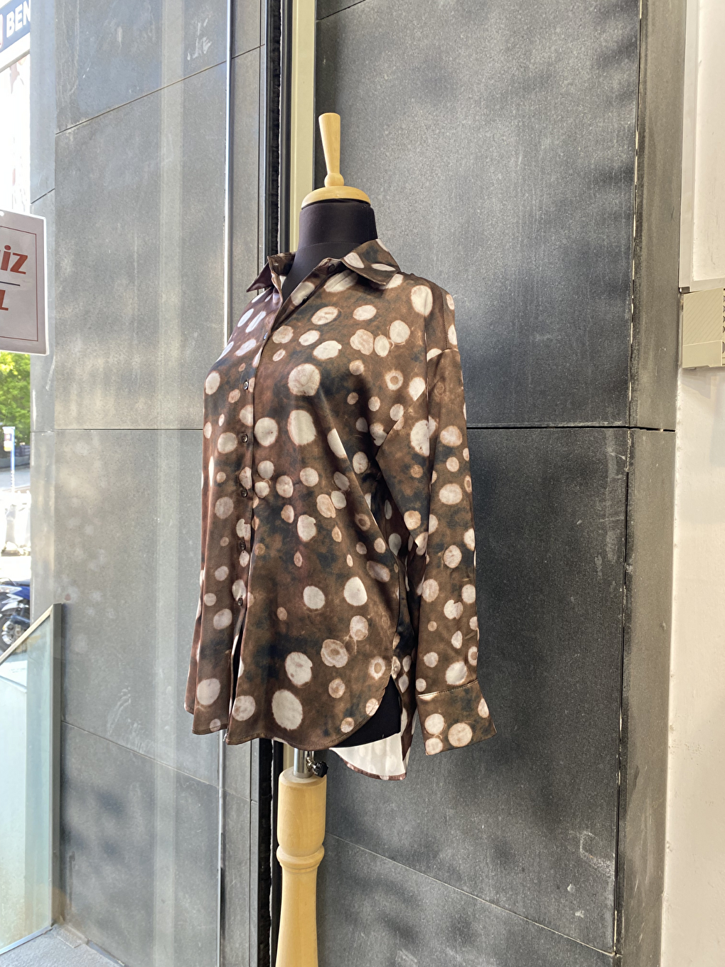 Kahverengi Oversize Kalıp Batik Desenli Puantiyeli Saten Gömlek-3